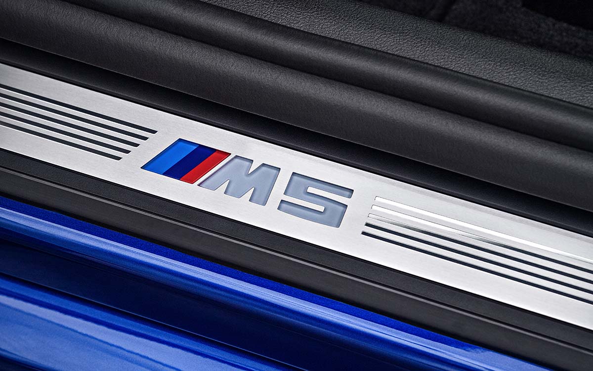 BMW M5 detalle logo estribo fx