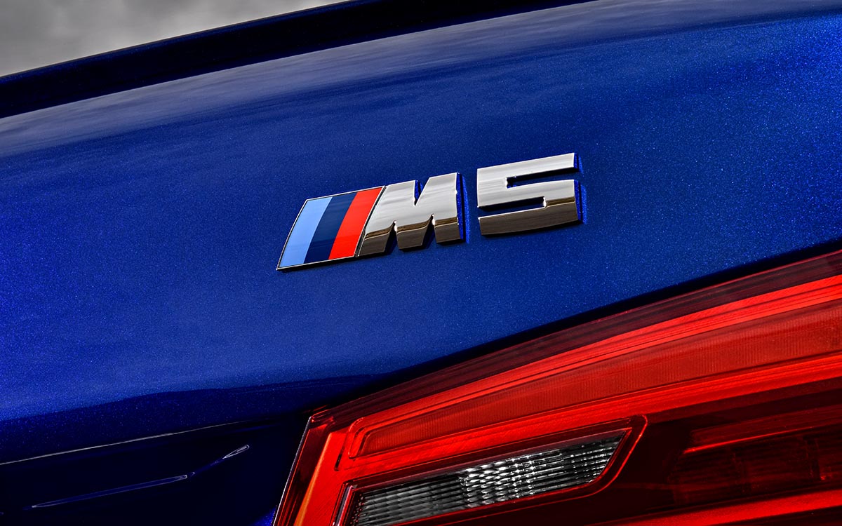 BMW M5 logo trasero fx