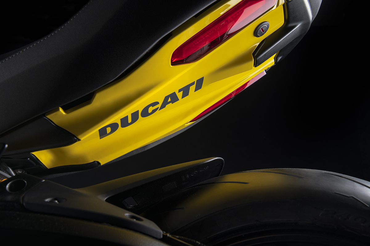 Ducati Diavel 1260 S Black and Steel cola rueda fx