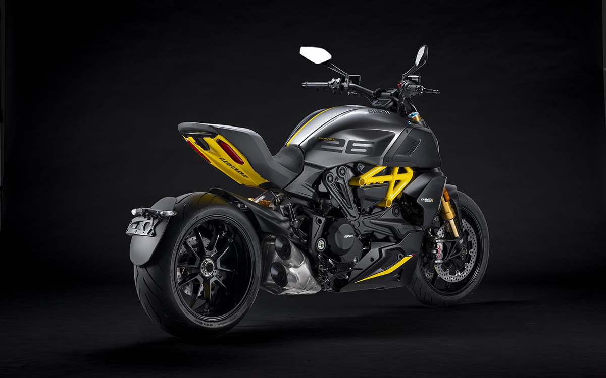 Ducati Diavel 1260 S Black and Steel trasera der fx