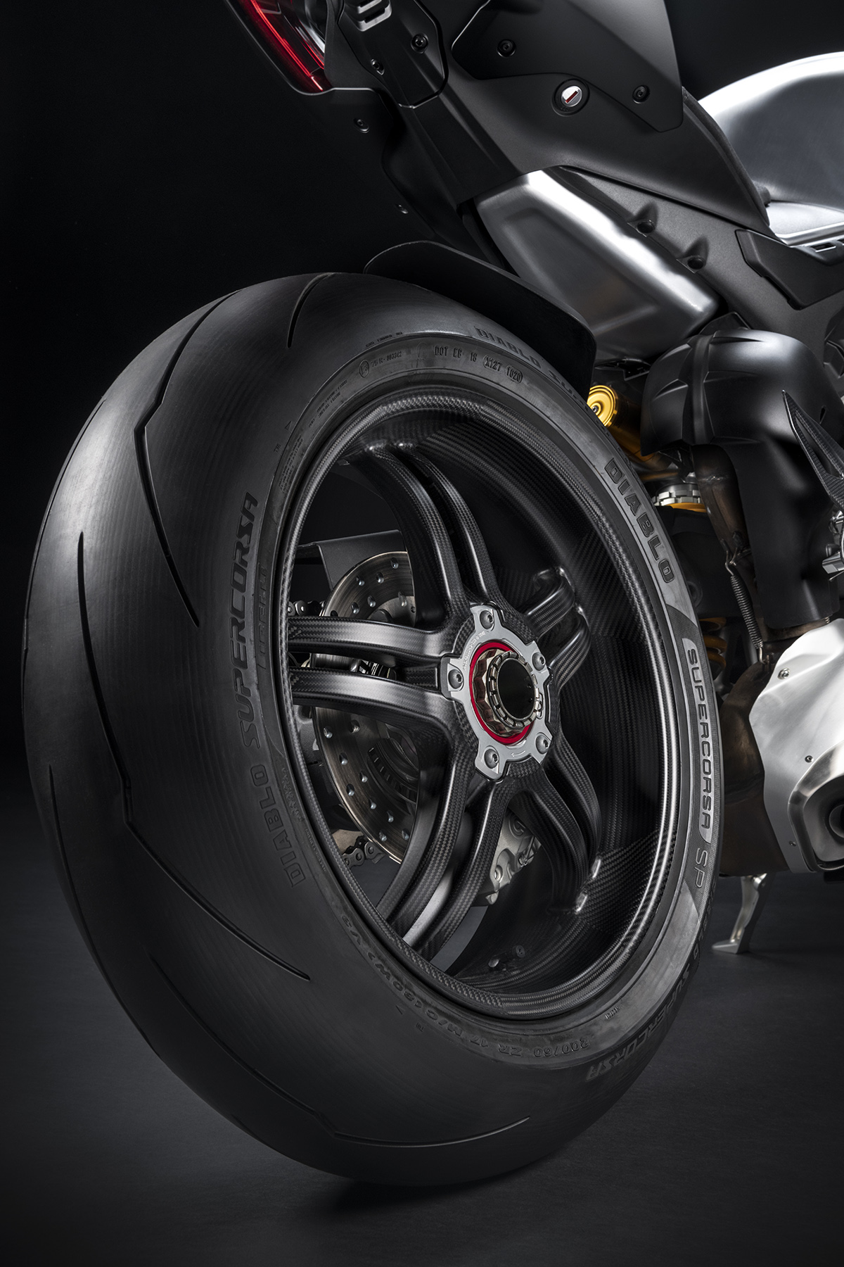 Ducati Panigale V4 SP2 rueda trasera piso fx